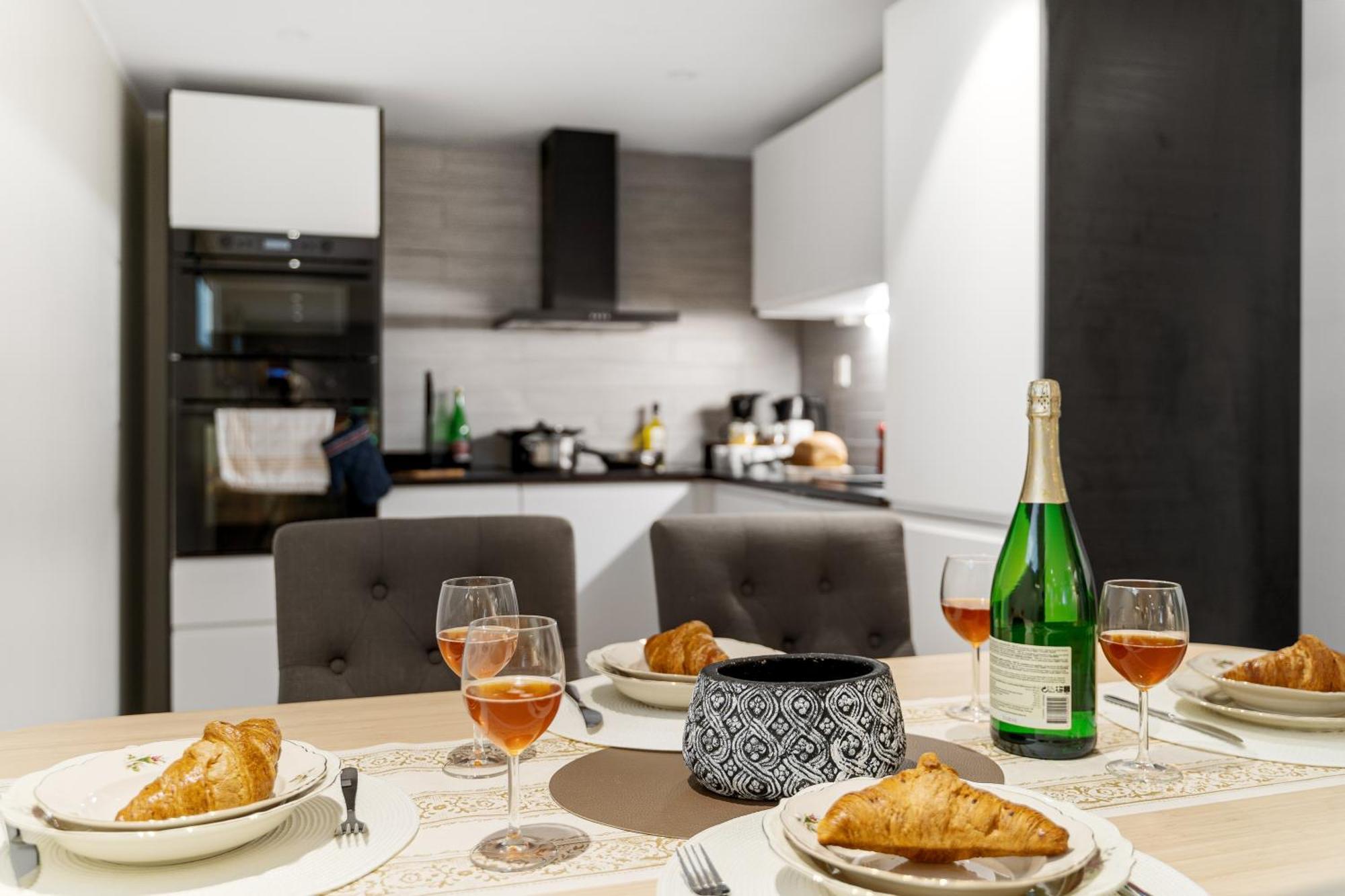 Solsiden Modern Stay: King Beds, Private Entry Trondheim Zewnętrze zdjęcie